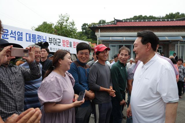 윤석열 대통령이 7일 충남 부여군 임천면의 '꿈에영농조합법인' 모내기 현장을 방문, 모내기를 마친 뒤 주민들과 인사하고 있다. 대통령실 제공