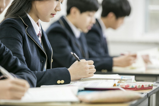 100세 시대에 진입한 경기도가 ‘평생교육’에 대한 새로운 패러다임을 제시했다.디지털 소외 등에 따른 학습격차로 저출산·고령화 사회의 한정된 인적 자원마저도 제대로 활용하지 못하는 상황에 도래하자, 도민의 ‘미디어 리터러시(문해력)’와 같은 디지털 역량을 강화하겠다는 정책적 의지다. 사진은 기사와 직접적인 연관 없음. 이미지투데이 