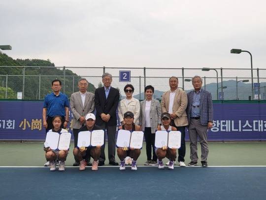(앞줄 오른쪽부터) 여중부에서 우승한 이예원 이은수와 준우승한 김민채 최희우와 함께 이날 시상식에 참가한 소강체육대상 심사위원들이 기념촬영을 하고 있다,