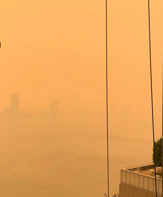 퀘벡을 포함해 캐나다 일대 160여곳에서 동시 다발 발생한 산불 탓에 연기에 휩싸인 미국 뉴욕 맨해튼 이스트 강 일대. 대낮에 대기가 주황색으로 바뀌면서 맨해튼 맞은 편 롱 아일랜드가 산불 연기에 가려졌습니다. /사진=김인오 기자