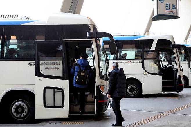 서울고속버스터미널에서 버스에 오르고 있는 시민 / 사진 = 한국관광공사 사진 갤러리