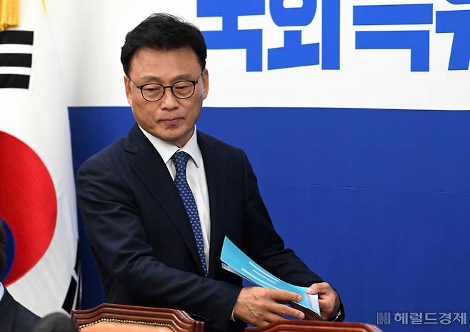 박광온 더불어민주당 원내대표가 8일 서울 영등포구 여의도 국회의사당 본청에서 열린 더불어민주당 정책조정회의에 참석하고 있다. 임세준 기자