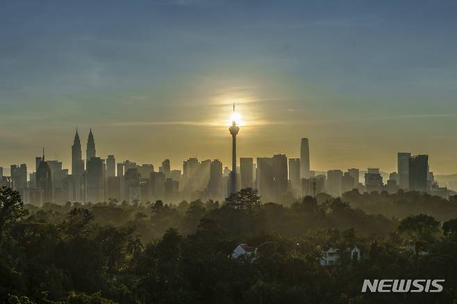 [쿠알라룸푸르=AP/뉴시스] 지난달 25일 말레이시아 페낭 주 집행위원회는 에어비앤비 등을 통한 단기 숙소 대여를 금지한다고 밝혔다. *기사 본문과는 무관한 사진    2023.06.08.