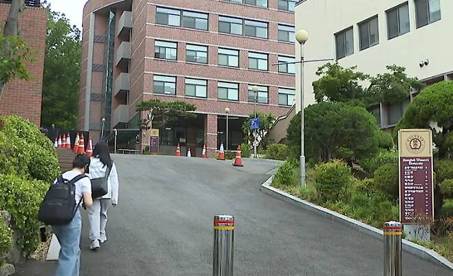 사고가 발생한 언덕 입구에 차량 통행을 막는 차단봉이 설치됐다. YTN 영상 캡처