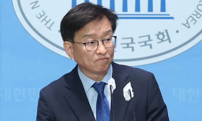 권칠승 더불어민주당 수석대변인이 지난 7일 오전 서울 여의도 국회 소통관에서 브리핑을 열고 국회 장관 청문회 과정에서 천안함 사건은 북한의 소행이라는 입장을 밝힌 것에 대해 천안함 장병과 유족들에게 유감 표명을 하고 있다. 뉴스1