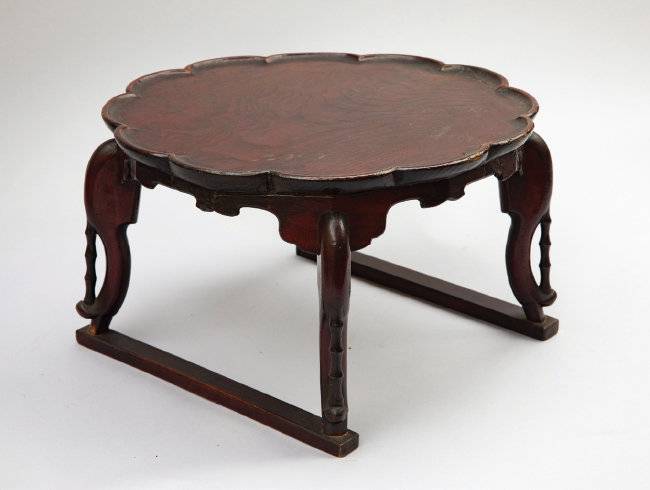 천판이 꽃모양으로 제작된 원형 소반.