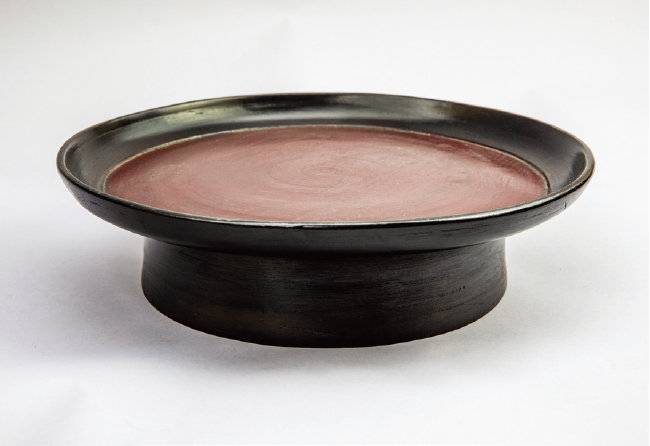 통목을 그대로 사용했다. 제사나 돌상 등에 썼다. 쓰임새에 따라 천판을 지지하는 다리 높이가 다르게 제작됐다.