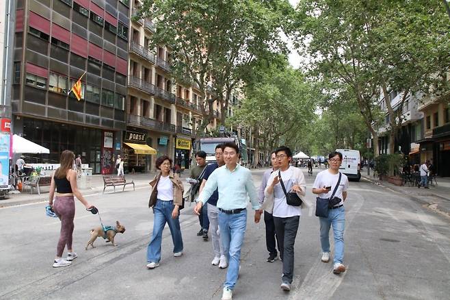 노관규 순천시장이 지난 6일부터 5박 7일 일정으로 관계 공무원들과 스페인 바르셀로나 슈퍼블록을 방문한 모습. 사진제공ㅣ순천시