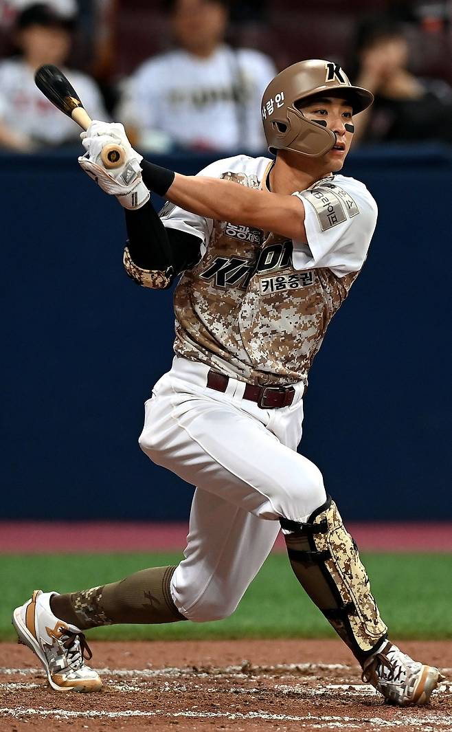 키움 이정후가 8일 고척 LG전에서 4회말 2사 1루서 1타점 3루타를 때려내고 있다. 이정후는 4타수 2안타 3타점으로 최근의 좋은 타격감을 이어가며 키움의 13-0 대승을 주도했다. 고척 | 김민성 기자 marineboy@donga.com