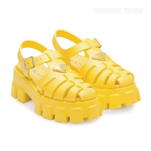 옐로 청키 플랫폼 샌들 1백만원대 프라다 by 파페치.