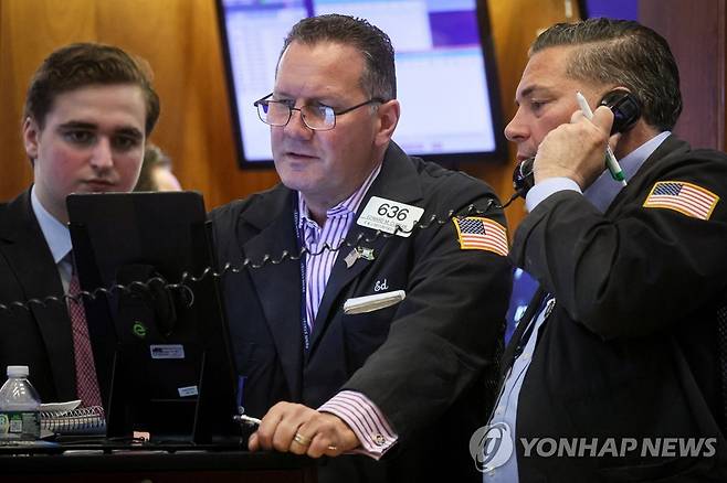 NYSE 입회장에서 일하는 트레이더들의 모습 [연합뉴스 자료사진]