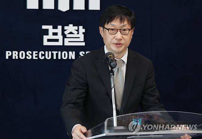 북한 지령문만 90건…간첩 활동한 전 민노총 간부 4명 구속기소 (수원=연합뉴스) 홍기원 기자 = 지난 달 10일 오전 경기도 수원시 영통구 수원지방검찰청에서 박광현 수원지검 인권보호관이 '노동단체 침투 지하조직' 국가보안법 위반 사건 중간수사 결과 브리핑을 하고 있다. 2023.5.10 xanadu@yna.co.kr