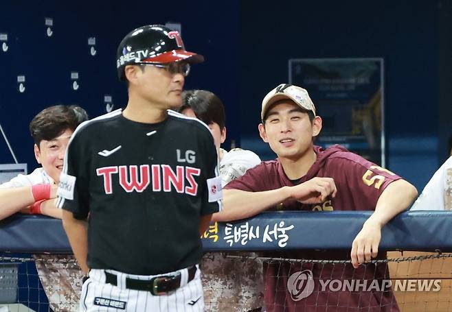 부자 대화 (서울=연합뉴스) 홍해인 기자 = 8일 오후 서울 고척스카이돔에서 열린 2023 프로야구 LG 트윈스와 키움 히어로즈의 경기. 
   9회초 시작에 앞서 키움 이정후가 아버지 LG 이종범 주루 코치와 대화하고 있다. 2023.6.8 hihong@yna.co.kr