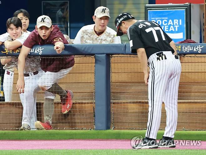 부자 대화 (서울=연합뉴스) 홍해인 기자 = 8일 오후 서울 고척스카이돔에서 열린 2023 프로야구 LG 트윈스와 키움 히어로즈의 경기. 
   9회초 시작에 앞서 키움 이정후가 아버지 LG 이종범 주루 코치와 대화하고 있다. 2023.6.8 hihong@yna.co.kr