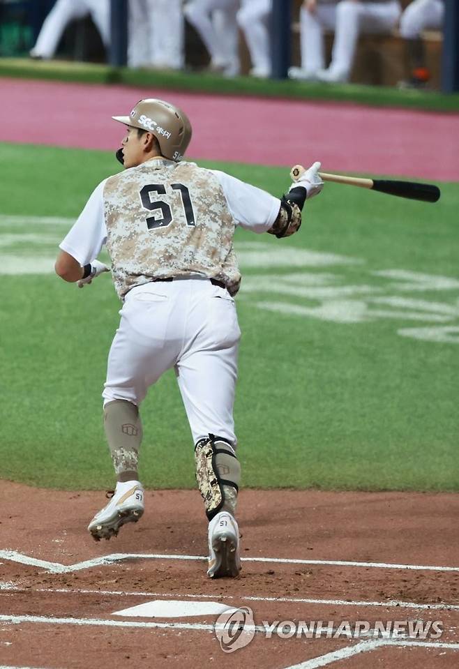 이정후, 1회부터 2타점 적시타 (서울=연합뉴스) 홍해인 기자 = 8일 오후 서울 고척스카이돔에서 열린 2023 프로야구 LG 트윈스와 키움 히어로즈의 경기. 
    1회말 무사 주자 1, 3루, 키움 이정후가 2타점 적시타를 치고 있다. 2023.6.8 hihong@yna.co.kr