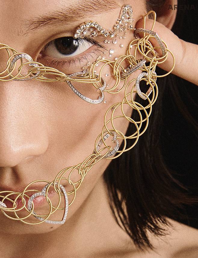 얇은 옐로 골드 링과 다이아몬드를 장식한 화이트 골드 소재의 하트 모티브를 섬세하게 엮은 하와이 하트 네크리스 5천2백만원대 부첼라티 제품.