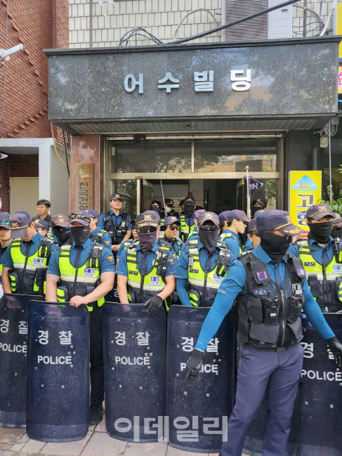 경찰이 9일 오전 8시 민주노총 산하 건설노조의 사무실을 압수수색하고 있다.(사진=건설노조)