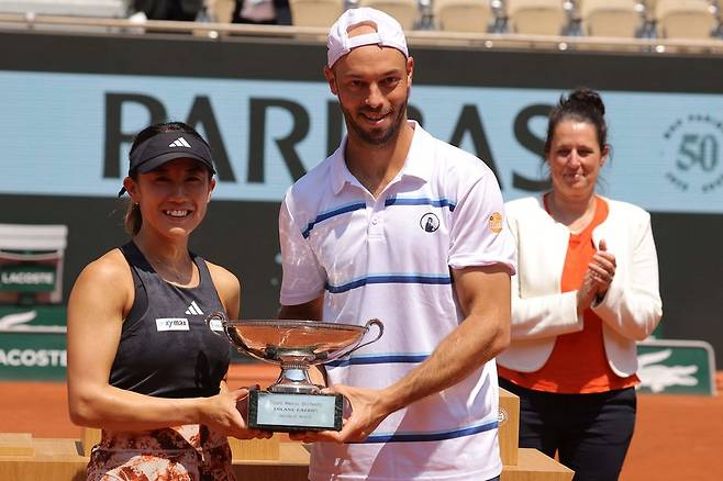 가토(왼쪽)와 푸츠가 프랑스오픈 테니스대회 혼합 복식 우승 트로피를 받고 있다. [AFP=연합뉴스]