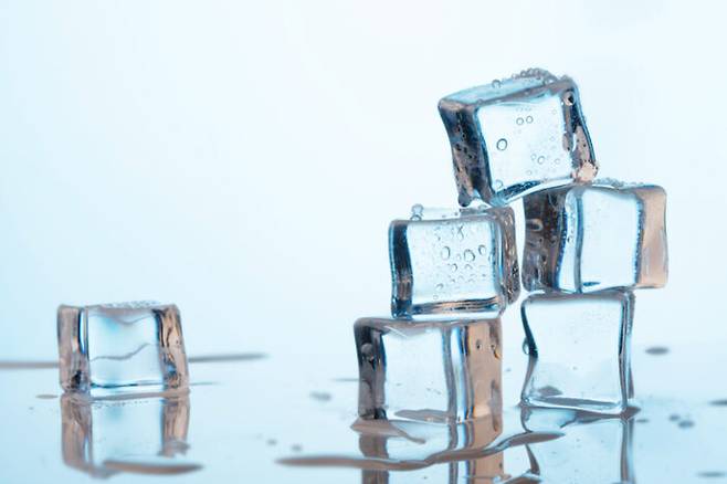얼음 틀을 제대로 세척하지 않으면 세균이 번식해 식중독에 걸리기 쉽다. [사진=게티이미지뱅크]