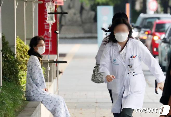 한 대형병원의 의료진이 진료실로 복귀 중이다. 해당 자료 사진은 기사의 내용과 관련이 없습니다. [사진=뉴스1]