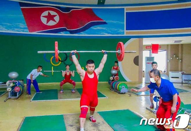 북한의 '청춘거리 역기 경기관 훈련장'의 모습. [국내에서만 사용가능. 재배포 금지. DB 금지. For Use Only in the Republic of Korea. Redistribution Prohibited] rodongphoto@news1.kr