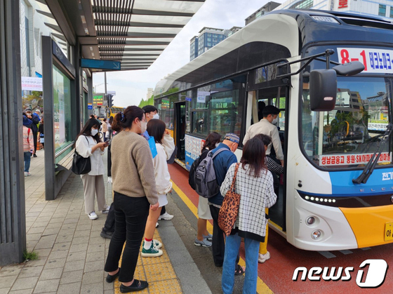 성남시가 6월부터 만 70세 이상 어르신에게 연간 최대 23만원의 버스요금을 지원한다.(성남시 제공)