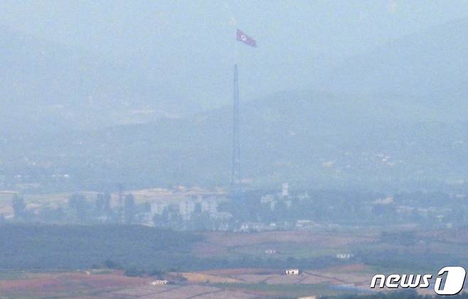 지난 6일 오전 경기 파주시 오두산통일전망대에서 바라본 북한 황해북도 기정동 마을에 인공기가 펄럭이고 있다. 2023.6.6/뉴스1 ⓒ News1 구윤성 기자
