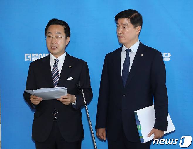 더불어민주당 박성준 대변인과 이해식 조직사무부총장이 9일 오전 서울 여의도 국회에서 열린 당무위원회를 마치고 부동산 투기 의혹으로 더불어민주당에서 제명됐던 김홍걸 무소속 의원의 복당 여부 관련 브리핑을 하고 있다. 2023.6.9/뉴스1 ⓒ News1 송원영 기자