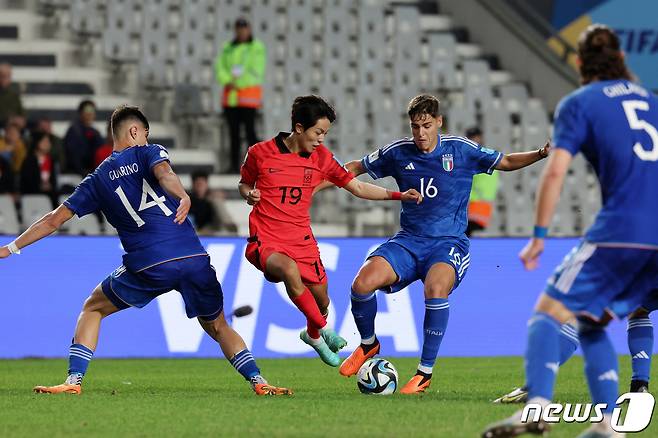 8일(현지시간) 아르헨티나 라플라타 라플라 스타디움에서 열린 'FIFA U-20 월드컵 아르헨티나 2023' 준결승전 한국과 이탈리아의 경기에서 배서준이 돌파하고 있다. 2023.6.9/뉴스1 ⓒ News1 이승배 기자