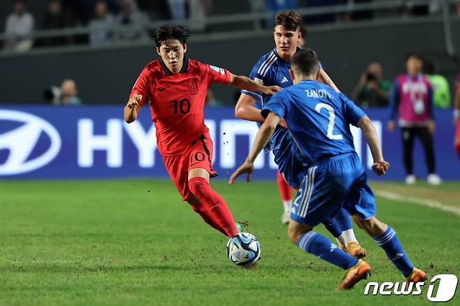 8일(현지시간) 아르헨티나 라플라타 라플라 스타디움에서 열린 'FIFA U-20 월드컵 아르헨티나 2023' 준결승전 한국과 이탈리아의 경기에서 배준호가 돌파하고 있다. 2023.6.9/뉴스1 ⓒ News1 이승배 기자