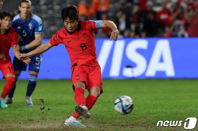 8일(현지시간) 아르헨티나 라플라타 라플라 스타디움에서 열린 'FIFA U-20 월드컵 아르헨티나 2023' 준결승전 한국과 이탈리아의 경기에서 이승원이 패널티킥을 차고 있다. 2023.6.9/뉴스1 ⓒ News1 이승배 기자