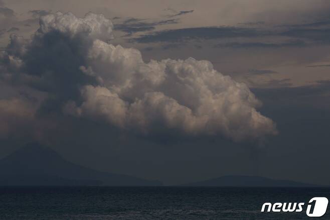 지난해 4월27일 (현지시간) 인도네시아 안예르 해변에서 본 아낙 크라카타우 화산이 분화하며 화산재를 분출하고 있다. ⓒ AFP=뉴스1 ⓒ News1 우동명 기자
