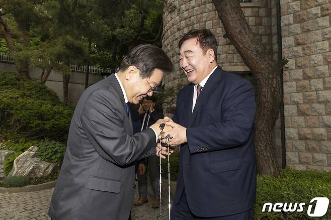 이재명 더불어민주당 대표가 8일 오후 서울 성북구 중국대사관저를 방문해 싱하이밍 주한중국대사와 인사를 나누고 있다. 2023.6.8/뉴스1 ⓒ News1 국회사진취재단