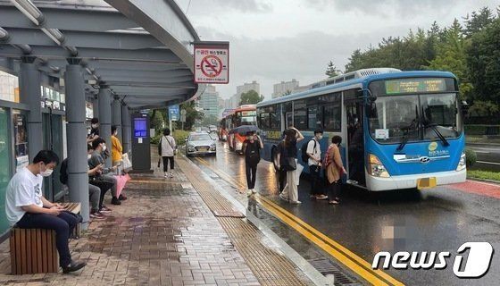 경남 창원시 상남동 인근 시내버스 정류소에서 시민들이 버스에 승차하고 있다./뉴스1 DB