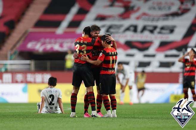 포항 선수들이 17라운드 제주전에서 승리한 뒤 기쁨을 나누고 있다. 제공 | 한국프로축구연맹