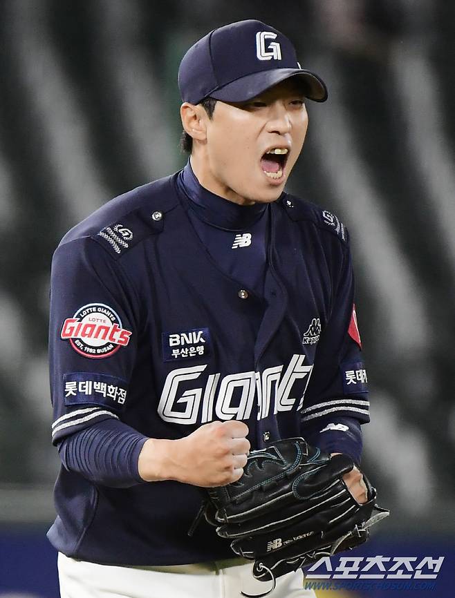 8일 부산 사직구장에서 열린 KT와 롯데의 경기. 8회초 2사 1, 3루 김상수를 삼진으로 처리한 구승민이 환호하고 있다. 부산=정재근 기자 cjg@sportschosun.com/2023.6.8/