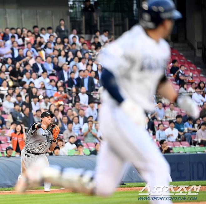 2회말 한화 3루수 노시환이 두산 양석환의 강습타구를 잡아 1루로 던졌으나 악송구가 됐다
