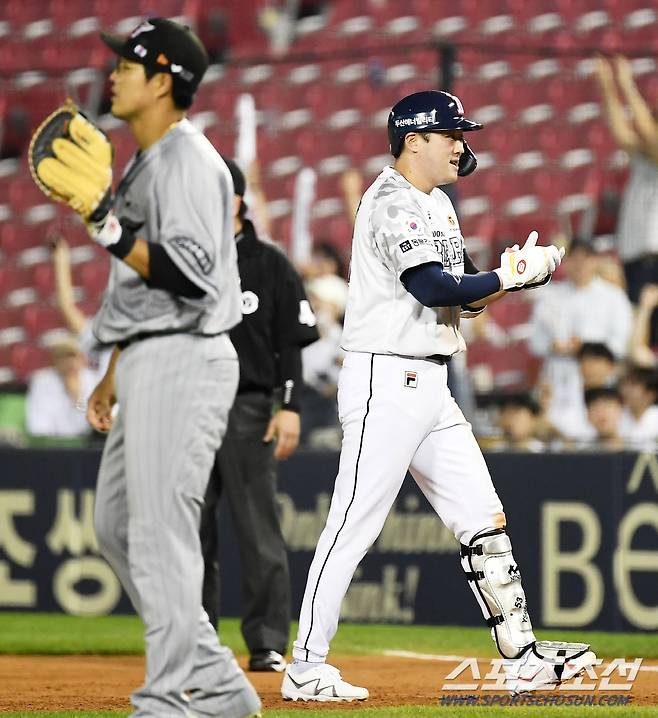 형님이 보는 앞에서 역전 적시타를 치고 기뻐하는 두산 양석환 '야구 모릅니다'