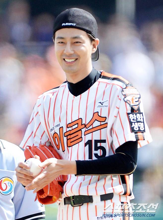 벌써 9년 전. 2014년 한화 이글스 전신이었던 빙그레 이글스 유니폼을 입고 멋진 시구를 선보였던 배우 조인성 '진정한 보살팬' 대전=허상욱 기자 wook@sportschosun.com