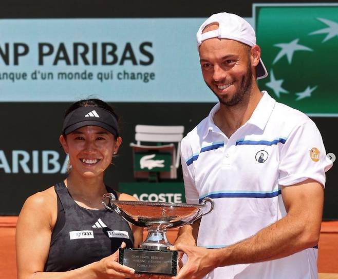 혼합복식에서 우승한 가토 미유(오른쪽)