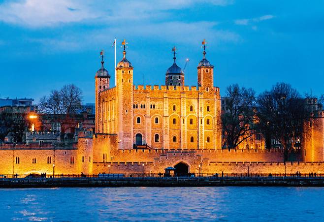 버킹엄궁(왼쪽)과 템즈강 북쪽에 있는 런던탑 전경.