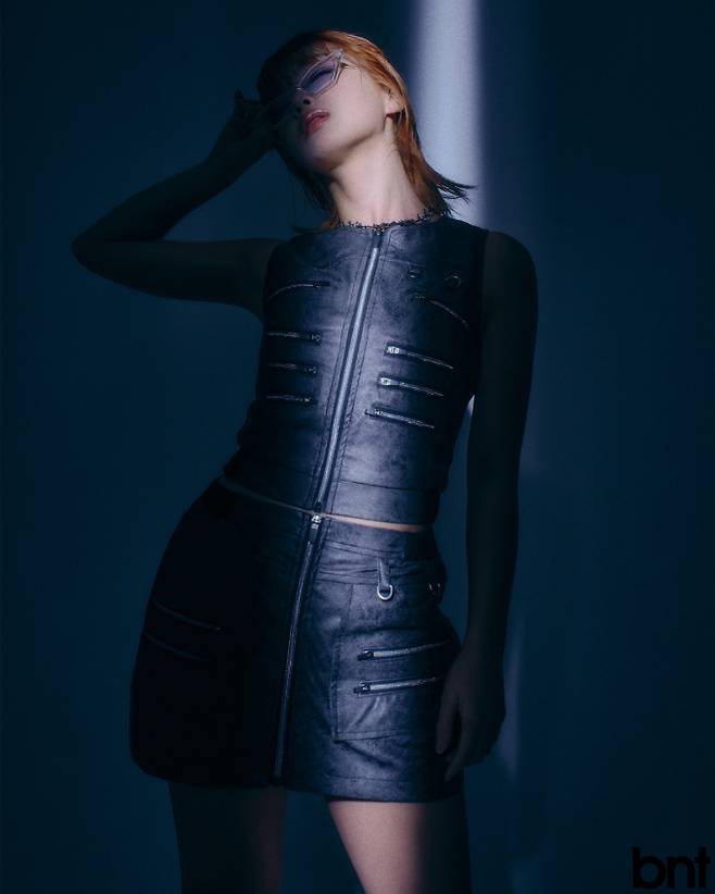 셋업은 쓰리타임즈, 슈즈는 피카딜리, 이어링은 미니야, 네크리스는 딸기샤베트 제품.