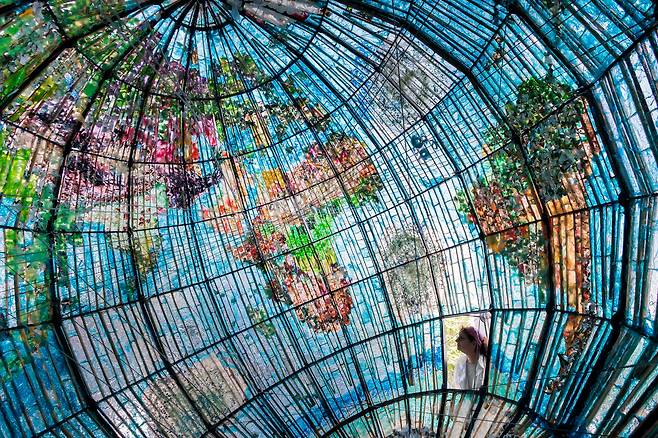 미국 뉴욕 세계무역센터 로비에 이스라엘 작가 베벌리 바캇이 플라스틱 쓰레기로 만든 지구본 '어스 포에티카' 조형물 내부 모습. 이 조형물은 세계 환경의 날을 기념하기 위해 오늘 전시되었으며 2023년 12월까지 전시될 예정이다./EPA 연합뉴스