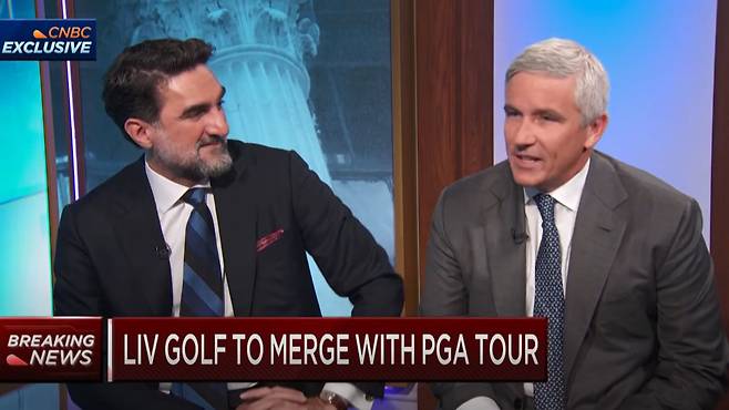 제이 모너핸(오른쪽) PGA투어 커미셔너와 야시르 알-루마얀 PIF 총재 가 7일 미국 CNBC방송에 출연해 PGA 투어 와 LIV 골프 합병 선언배경을 설명하고 있다./CNBC 유튜브 캡처