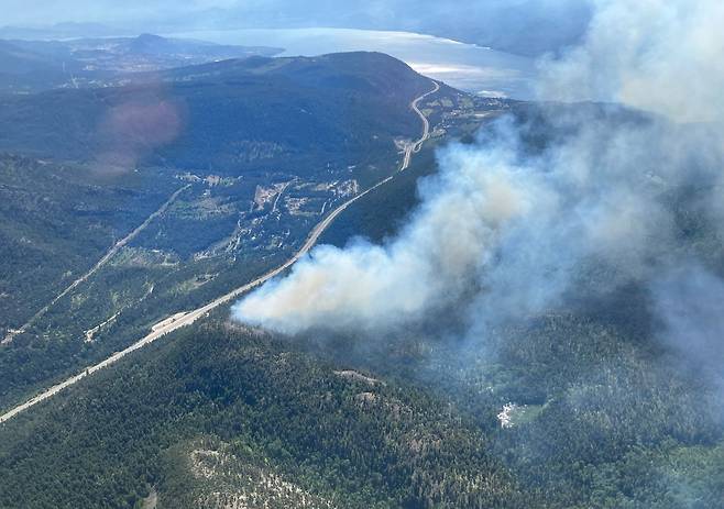 캐나다 브리티시컬럼비아주 피치랜드에서 산불이 발생해 연기가 솟아 오르고 있다./AFP 연합뉴스