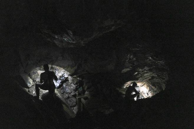 베네수엘라 볼리바르주 엘 칼라오의 지하 광산에서 작업 중인 광부들. / AP=연합뉴스