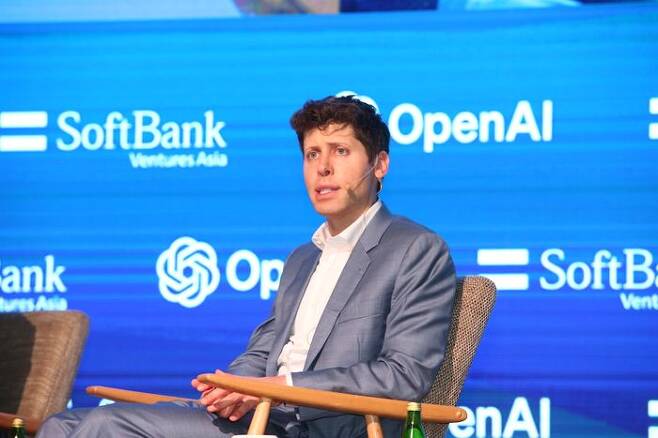 샘 알트만 오픈AI CEO는 9일 오후 서울 여의도 63빌딩 그랜드볼륨에서 진행된 ‘파이어사이드 챗 위드 오픈 AI(Fireside Chat with OpenAI)’에서 질문에 답변하고 있다.ⓒ소프트뱅크벤처스