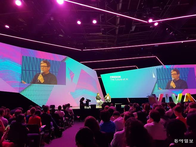 메타의 수석 과학자인 얀 르쿤 뉴욕대 교수가 제3회 비바 테크에서 ‘AI의 미래’라는 주제로 대담하던 모습.  파리=김선미 기자 kimsunmi@donga.com