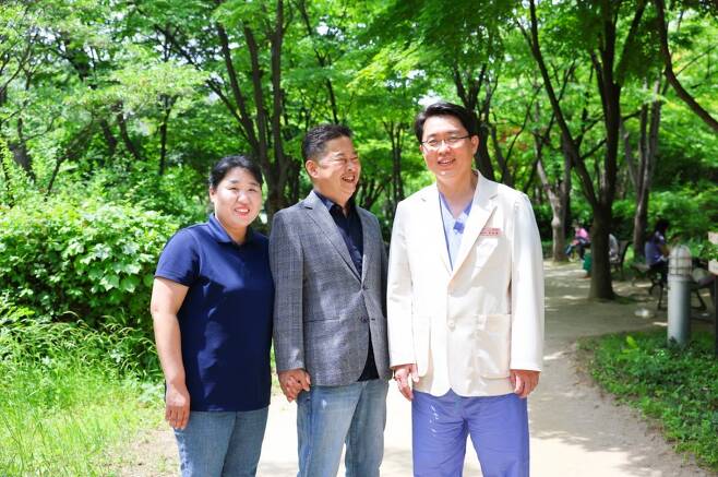 김용덕 씨는 아내 황옥주 씨(왼쪽),  조양현 교수(오른쪽)를 비롯한 의료진의 헌신 덕분에 새로운 인생을 얻을 수 있다며 감사의 인사를 전했다. 삼성서울병원 제공