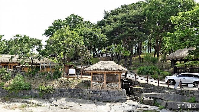 외암마을 입구 쪽 널따란 암반지대 바위에 ‘동화수석(東華水石)’이란 글씨(물레방아 오른쪽 아래)가 새겨져 있다. ‘외암동천’ 각석은 이곳에서 더 오른쪽 바위에 새겨져 있다. 안영배 기자 ojong@donga.com